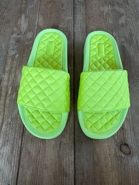 APL Women's Lusso Slide $195 SOLD OUT COLOR BRIGHT CITRUS SIZE 7